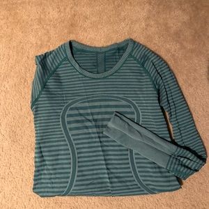 Long sleeved lululemon shirt size 10! Like new